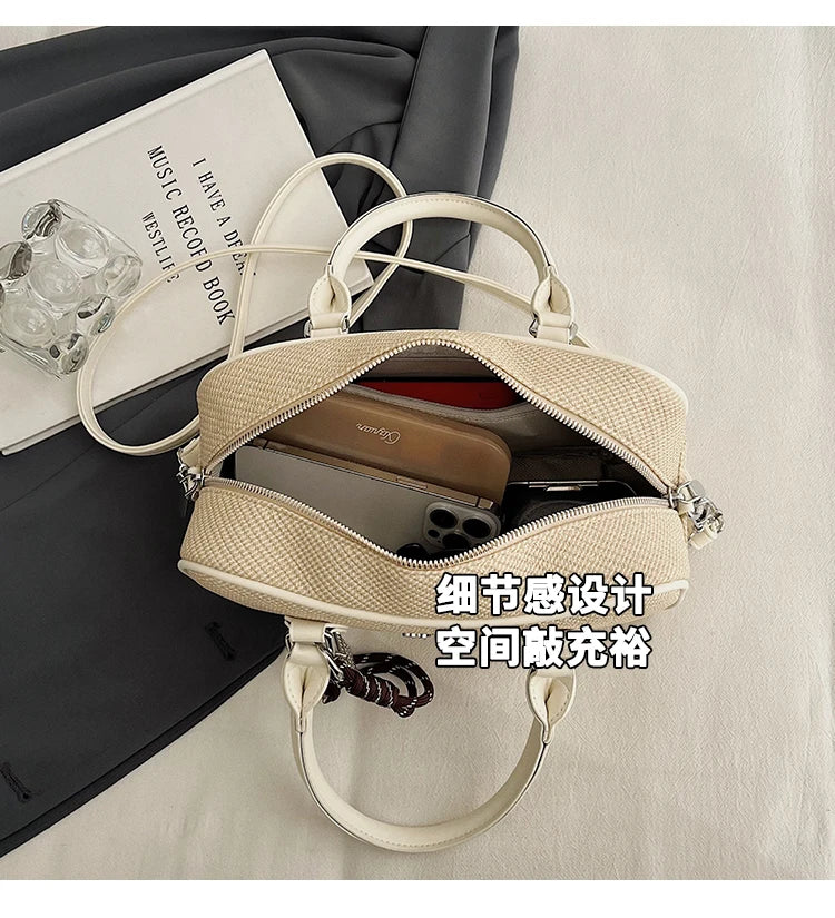 Practical Messenger Bag Ladies Handbag In Durable Leather - Fashionable Tote Bag By Luxury Designer Classic