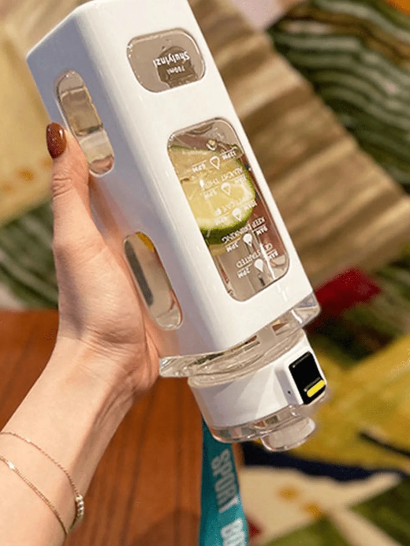 1 piece white 700ml Sports water bottle, Portable sippy cup. Suitable for outdoor, Sports, Cycling and carrying!