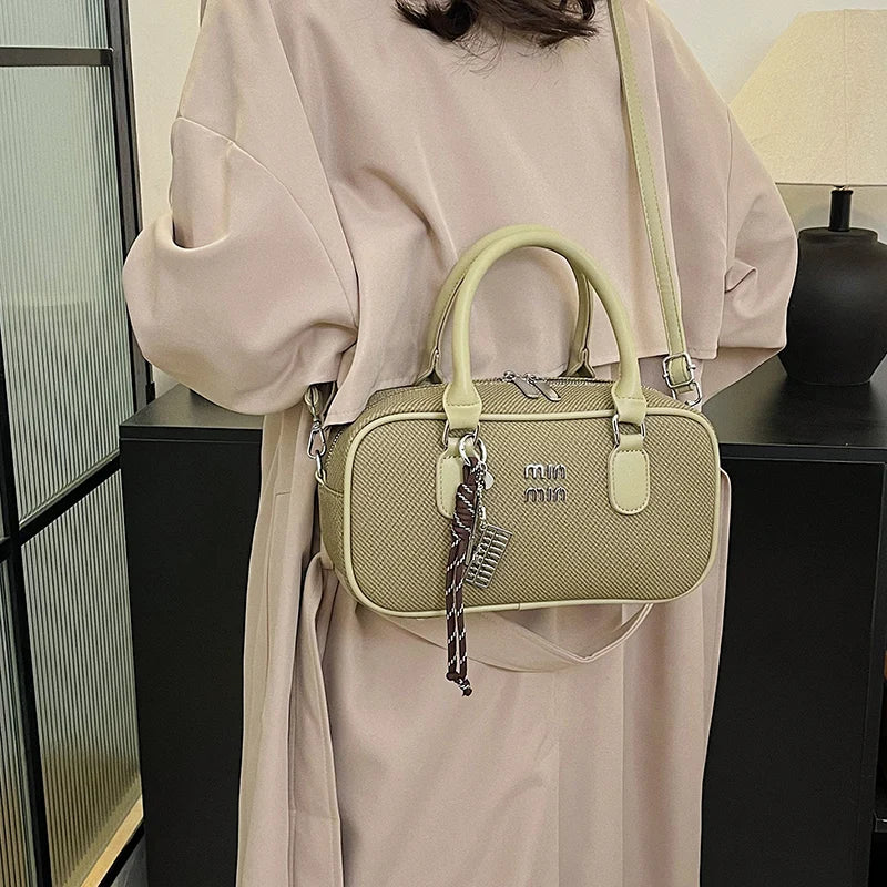 Practical Messenger Bag Ladies Handbag In Durable Leather - Fashionable Tote Bag By Luxury Designer Classic