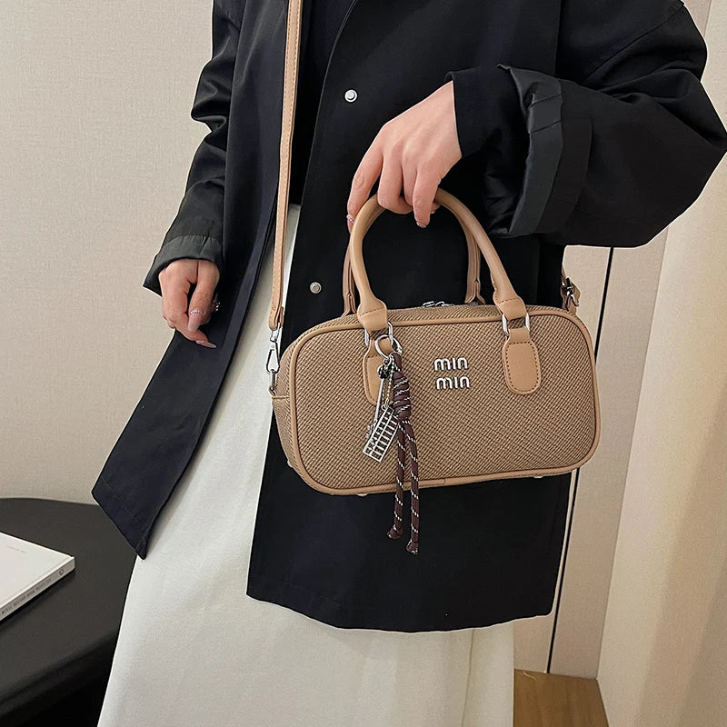 Practical Messenger Bag Ladies Handbag In Durable Leather - Fashionable Tote Bag By Luxury Designer Classic